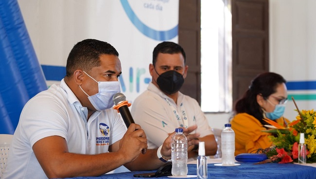 Didier Santos, delegado de la Personería Distrital, Diego Rincones, gerente regional de Air-e en Magdalena y Rosa Delia Rueda, directora de Undeco.