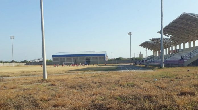 Este es el estadio de Maicao, que iniciaron hace 11 años y el alcalde Mohamad Dasuki asegura que lo inaugurará.