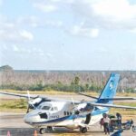 Puede ser una imagen de 2 personas, avión y al aire libre