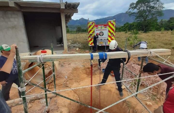 Bomberos rescató a un becerro tras caer a un algibe