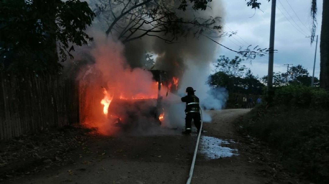 Buseta de servicio escolar se incendió en Carmen de Apicalá, Tolima