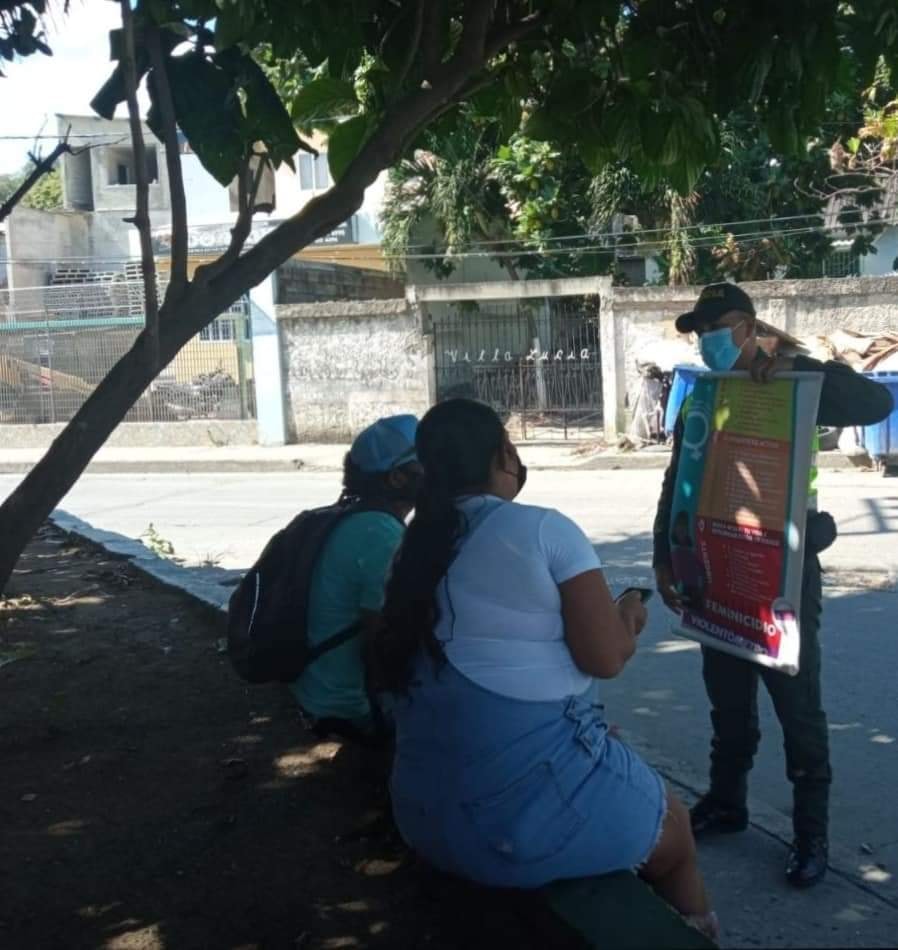 Puede ser una imagen de 3 personas, personas de pie, árbol y al aire libre