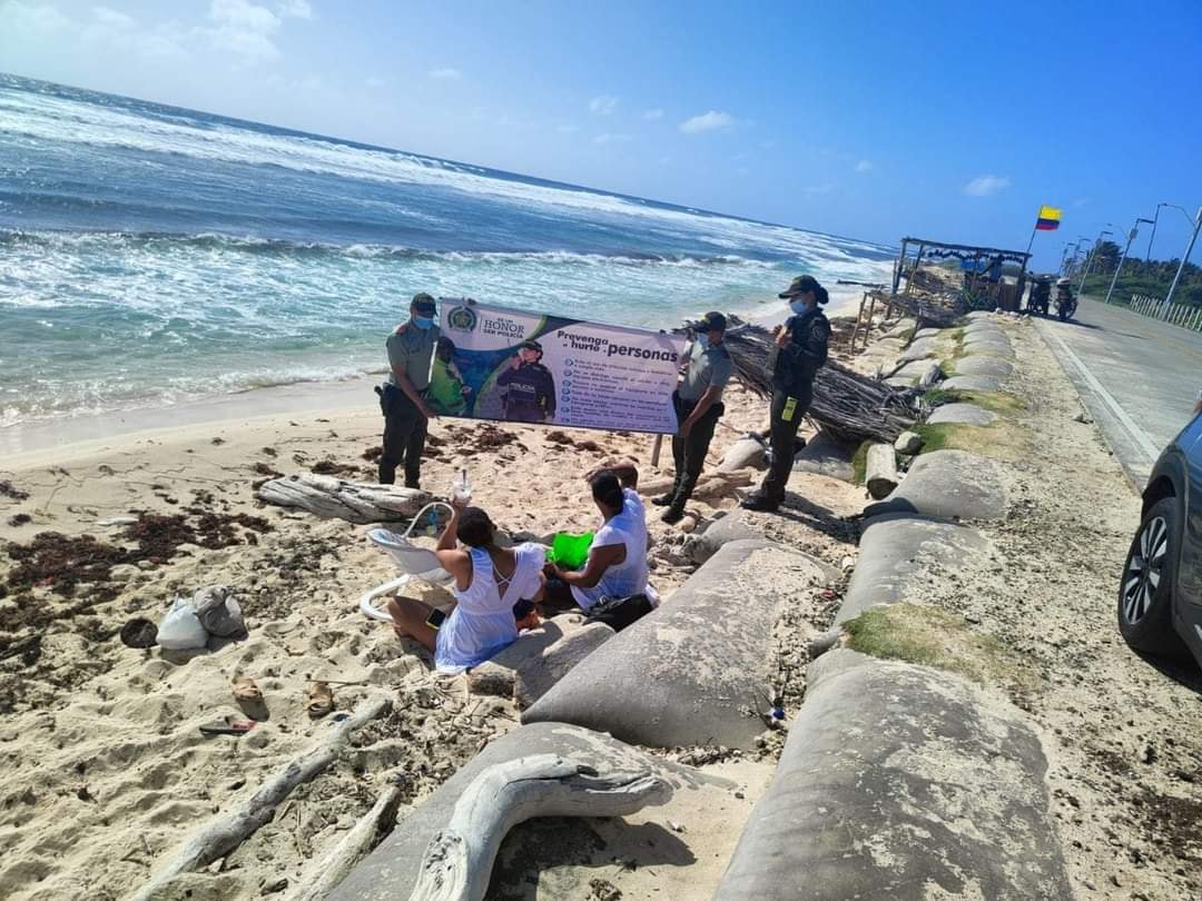 Puede ser una imagen de 6 personas, playa y océano