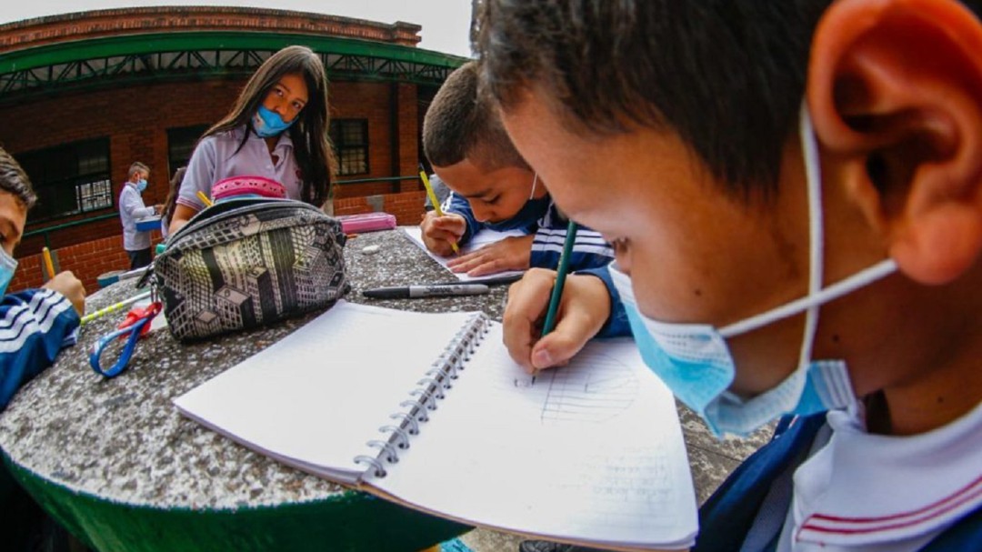 Colecta de kits escolares para los estudiantes de Manizales