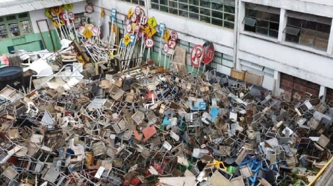 Colegio abandonado de Manizales, fue convertido en una bodega de basura