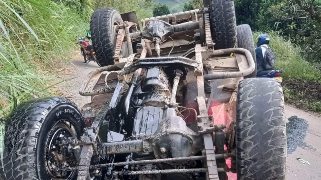 Conductor de vehículo jeep resultó herido después de volcarse en Chinchiná