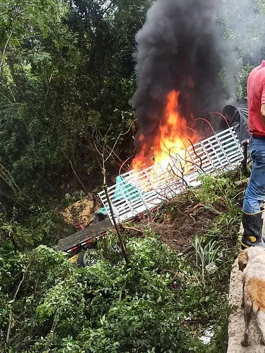Conductor herido y camión incendiado en accidente en la vía Villeta-Guaduas