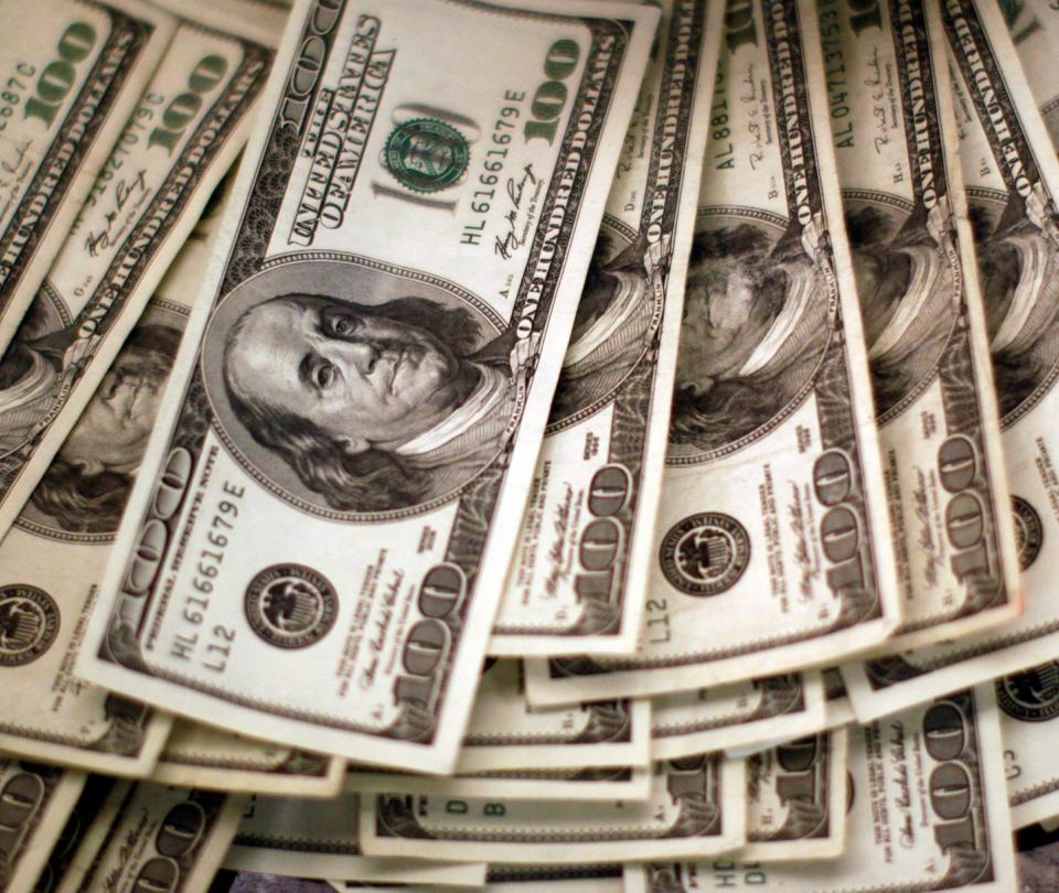 Dólar se negocia por debajo de $4.000, su precio más bajo de 2022