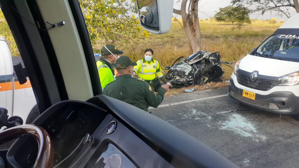 Dos muertos y un herido en choque de automóvil con bus en vías del Cesar