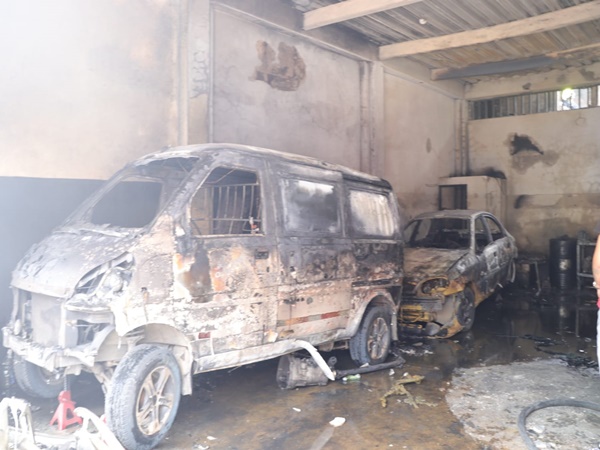 Dos vehículos completamente destruidos dejó el incendio estructural en un taller de mecánica en Pasto