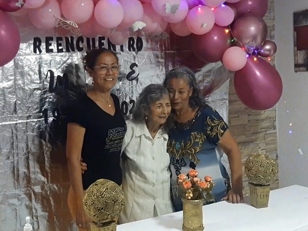 El emotivo reencuentro de tres hermanas separadas hace 67 años en Barranquilla