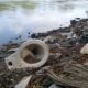 Escombros y basura “adornan” la orilla este del río Sinú, cerca del puente metálico