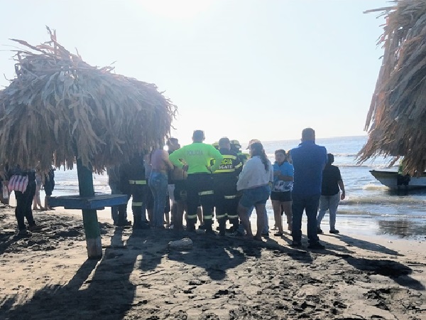 «Fue a rescatar una pelota y se hundió en el mar»: Intensa búsqueda de joven que desapareció en las playas de Puerto Colombia