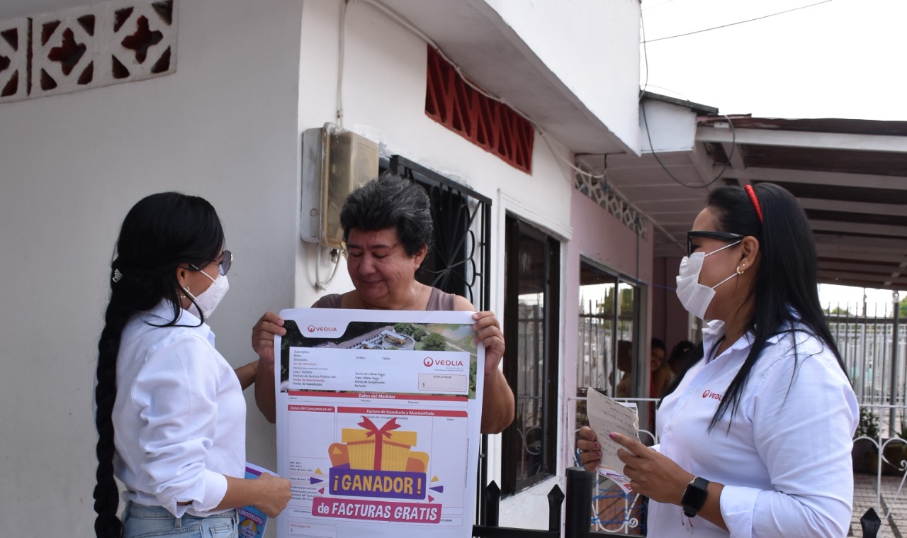 Ganadores felices con el sorteo de la campaña “Gana hasta un año de facturas gratis”