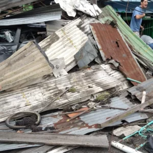 Grave accidente en Puerto Caldas, muertos y heridos dejó choque de volqueta