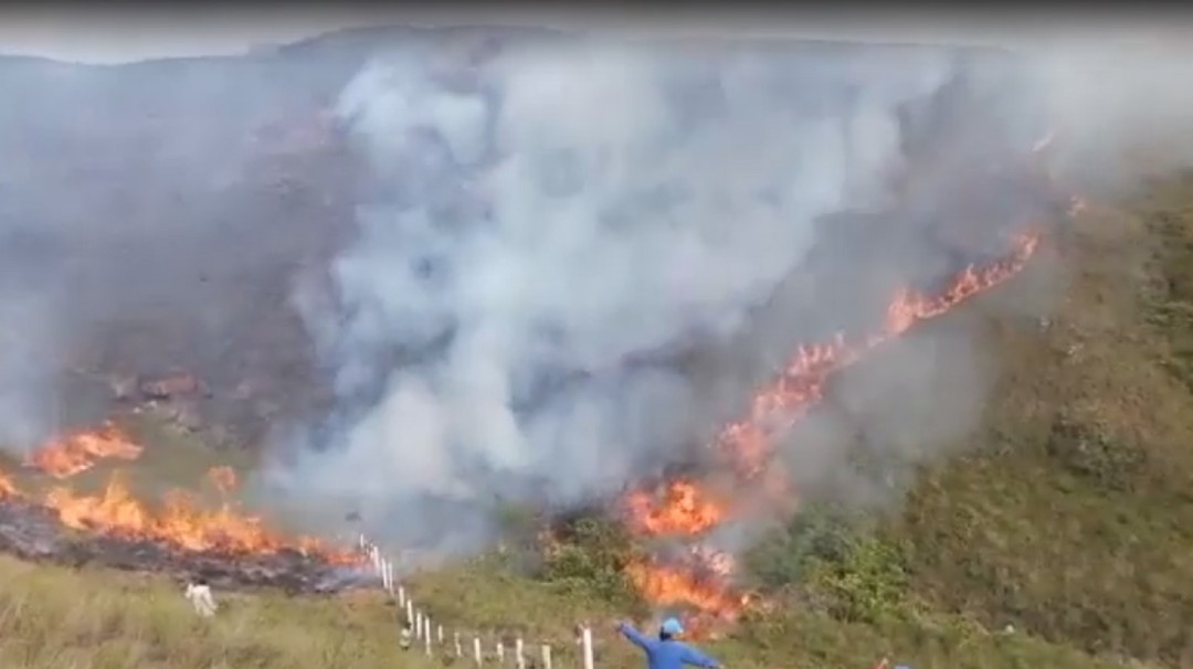 Incendio causa pánico en campesinos de Piedecuesta