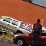Insólito: operarios dejaron caer de una grúa una camioneta en Ibagué