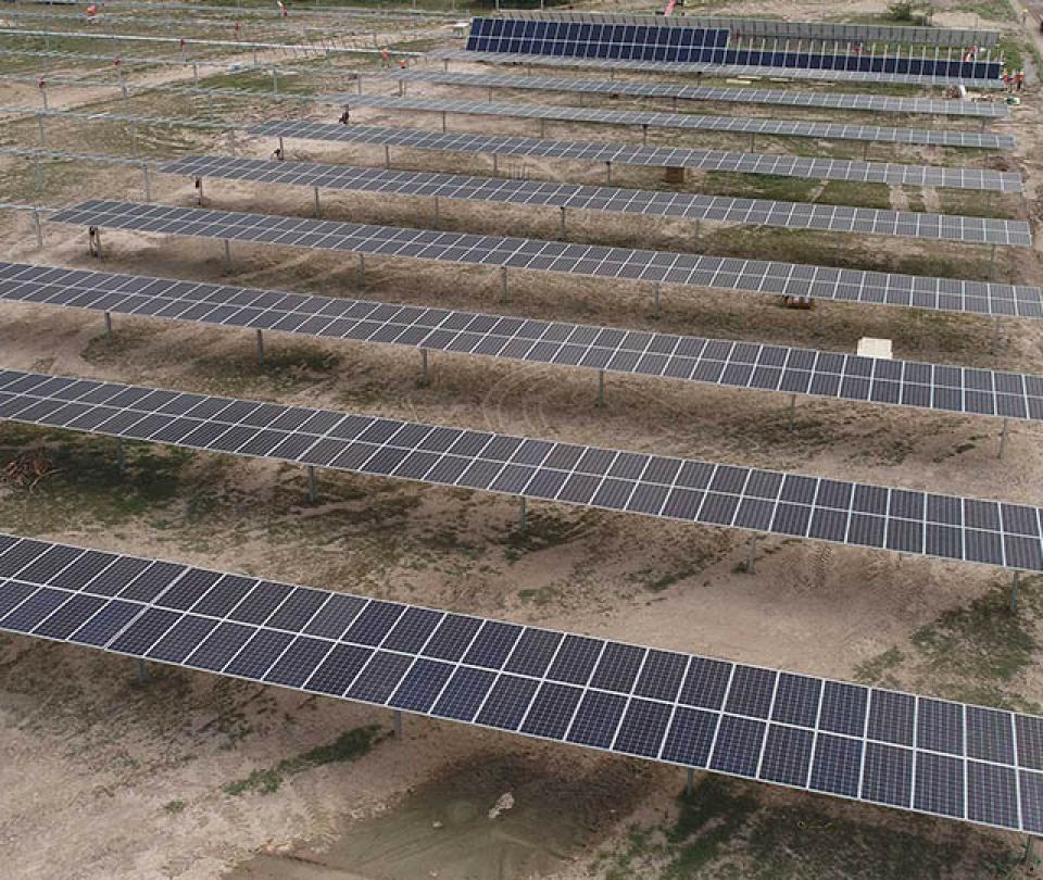 Instalado primer panel solar del proyecto La Loma