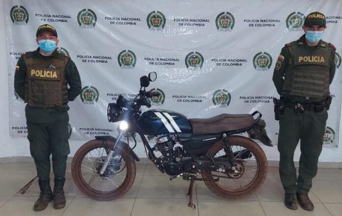 La Policía Nacional en el municipio Puerto Carreño recupera una motocicleta.
