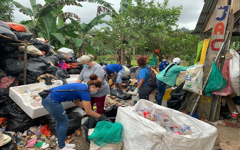 La administración municipal de Acandí, en articulación con la Armada Nacional, logran trasladar de 15 toneladas de residuos sólidos de Capurganá hacia Turbo.