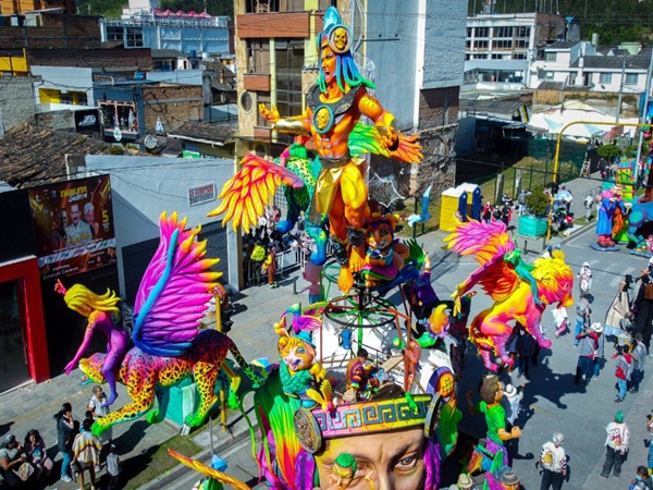 Las majestuosas carrozas que llenaron de arte y color al pasaje del Carnaval