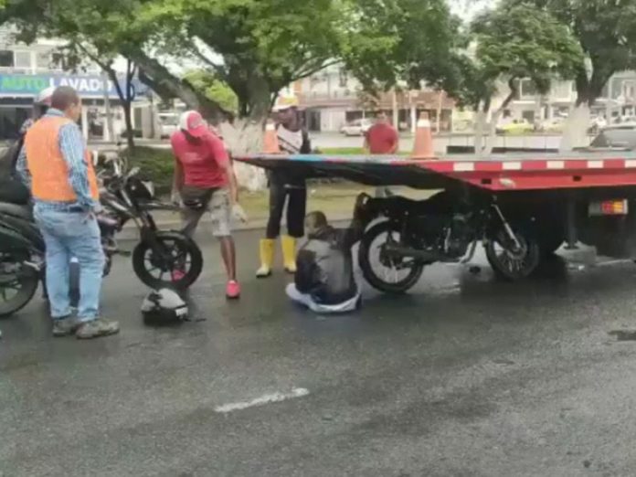 Milagrosamente, motociclista fue rescatado en Cali: su vehículo quedó incrustado debajo de una camioneta tipo losa