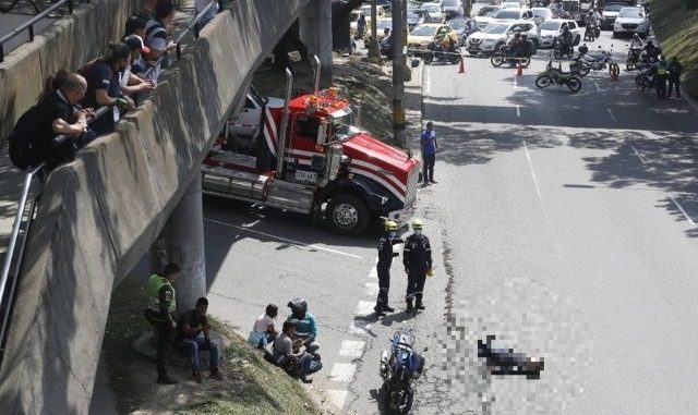 Motociclista falleció al chocar contra un camión en la Regional
