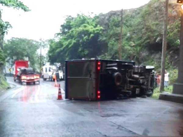 Otro accidente en las vías del Valle: Camión volcado y conductor fallecido
