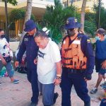 Rescatados 24 turistas de lancha que se volteó