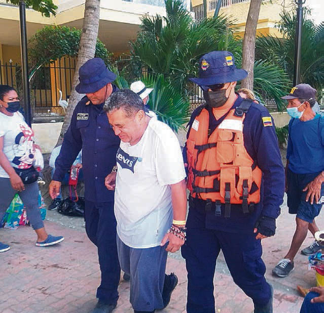 Rescatados 24 turistas de lancha que se volteó