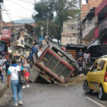 Se hundió una volqueta en la principal de El Playón