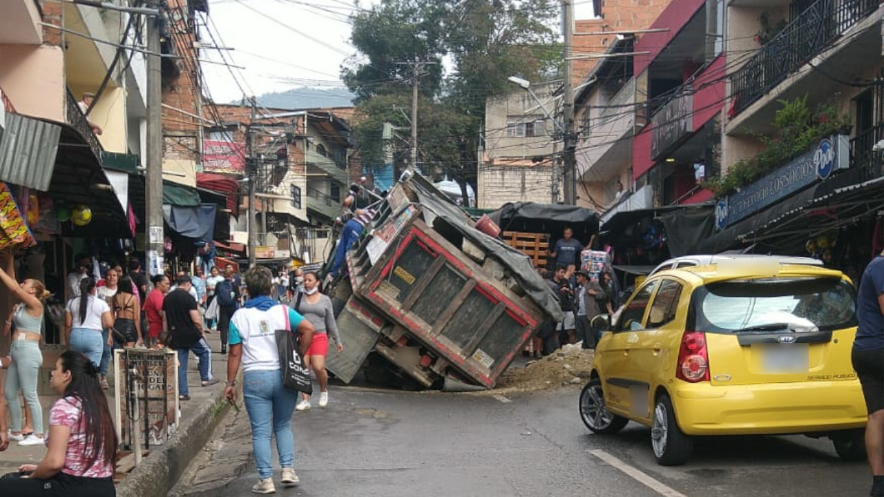 Se hundió una volqueta en la principal de El Playón