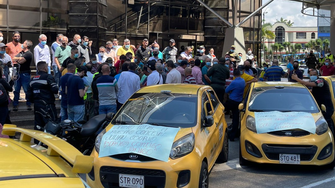 Taxistas de Manizales realizaron manifestación en apoyo al concejal Osorio