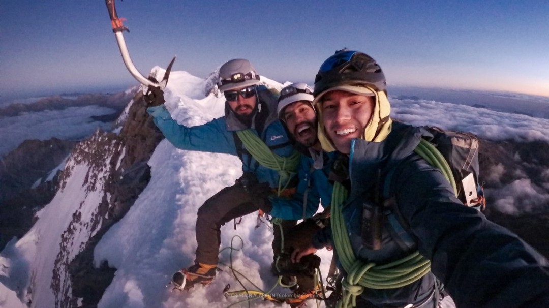 Tres aventureros 'conquistan' y pisan el pico Colón de la Sierra Nevada