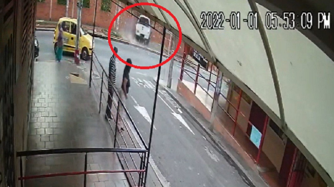 VIDEO: Camioneta colisionó con muro de Recrear