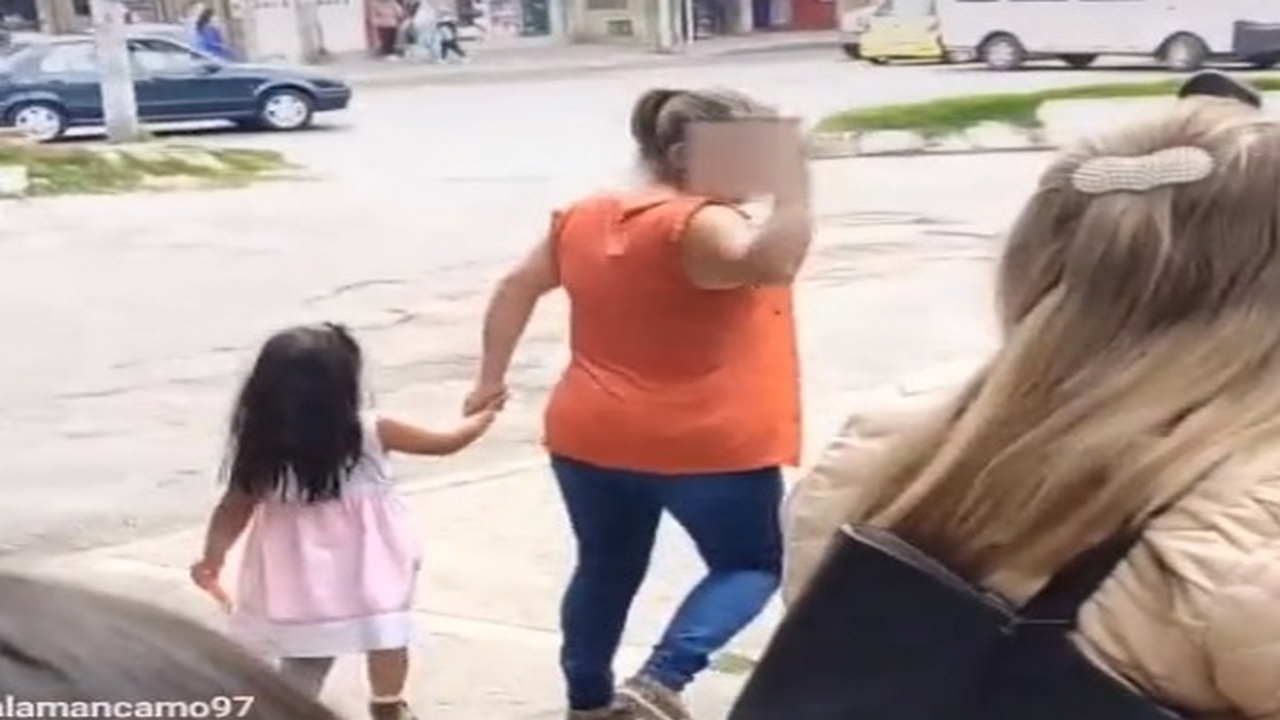 VIDEO: ¡El colmo! Una niña fue hallada sola ‘haciendo del cuerpo’ en una calle en Bogotá