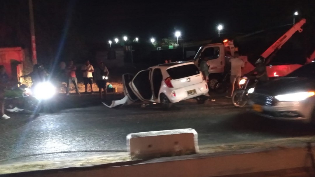 Vehículo chocó contra poste de energía en la vía Mamonal en Cartagena