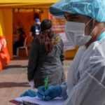 Cifra de muertes diarias por covid en Colombia cayó por debajo de 60