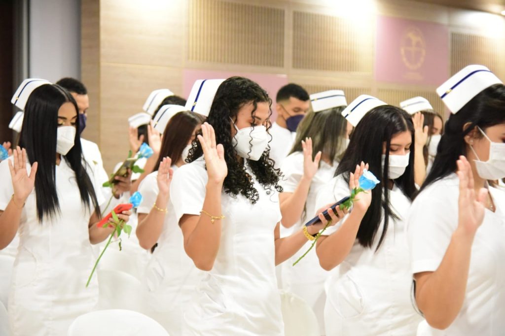 28 estudiantes de enfermería de Unimagdalena recibieron el símbolo de la luz