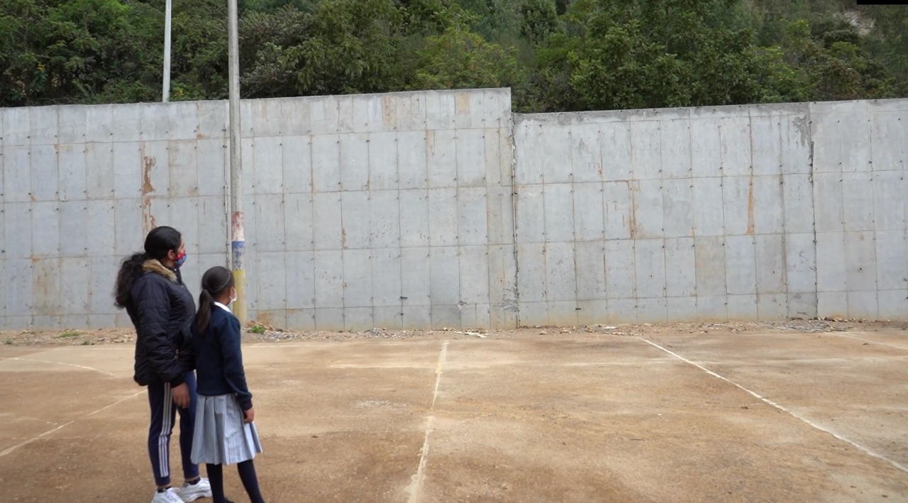 Alcaldía de Tenjo Cundinamarca, construyó gigantesco muro de contención, que permitirá la reapertura de un colegio cerrado por más de siete años debido al riesgo generado por una cantera