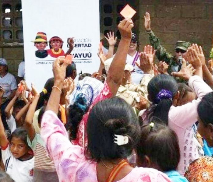 La fundación entrega ayuda a madres y niños indígenas.