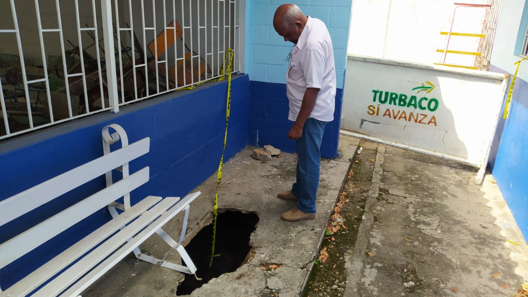 Colegio de Turbaco en peligro por un hueco profundo en uno de los pasillos