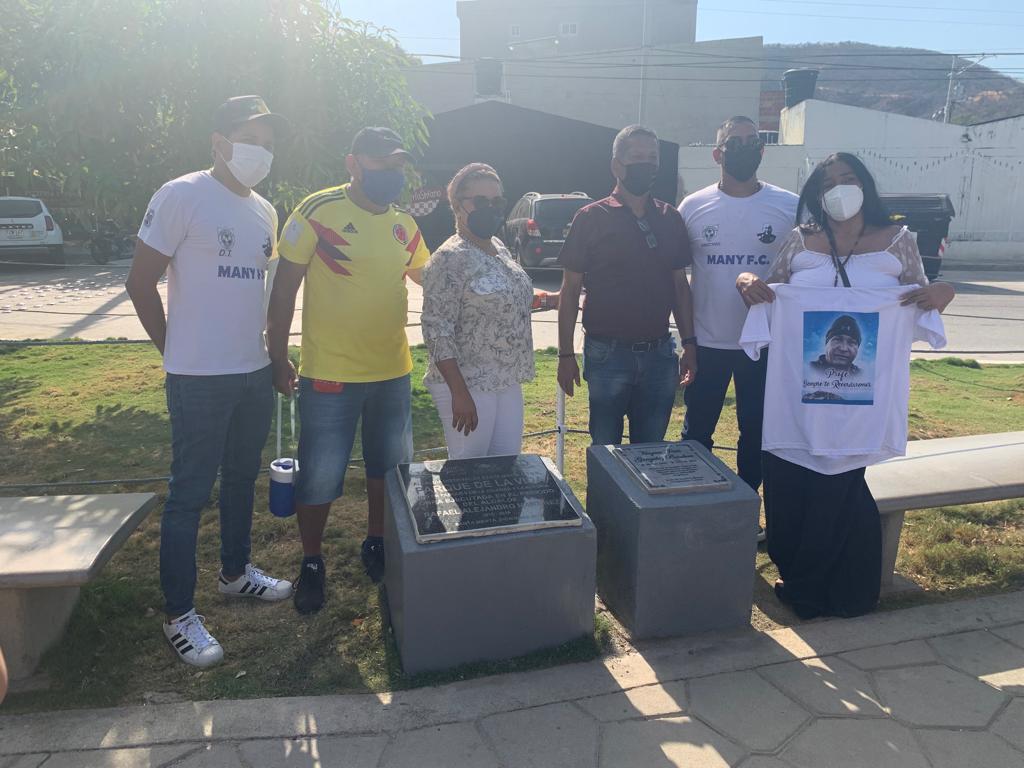 Comunidad educativa, familiares y amigos, conmemoran 1 año de fallecimiento del profesor Hugues