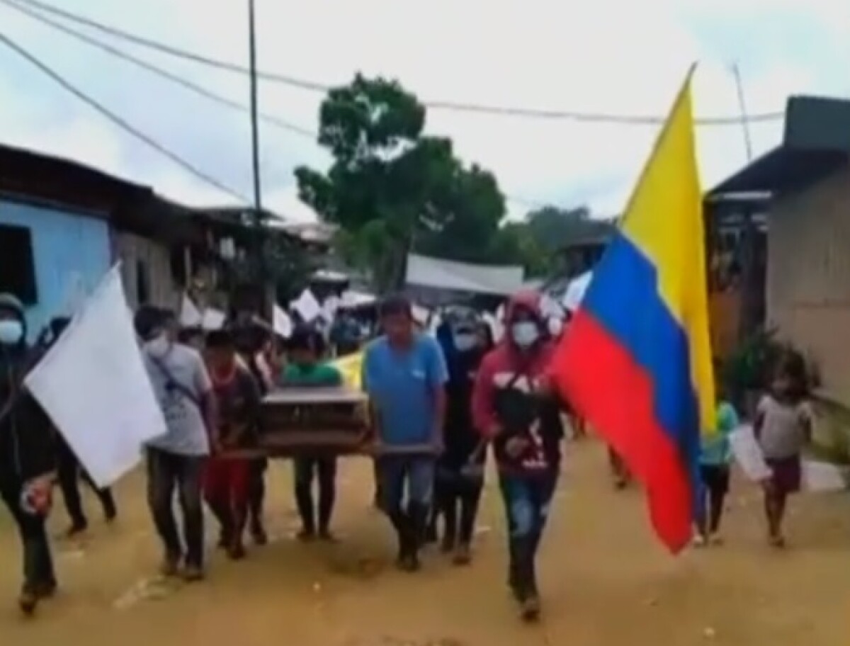 Con bandera blancas, comunidad indígena Wounaan despidió a su líder asesinado por el ELN en Chocó  | Colombia | NoticiasCaracol