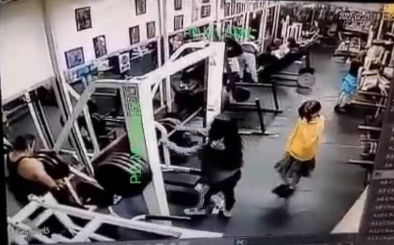 EN VIDEO: Una mujer perdió la vida al levantar una barra en un gimnasio