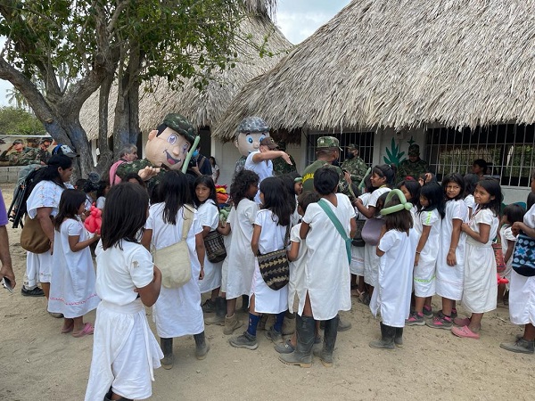 Ejército entregó 100 pupitres a niños de la Sierra Nevada de Santa Marta