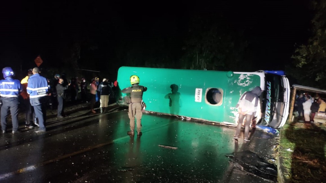 Emergencia se presentó en la vía Neira – Manizales por accidente de un bus