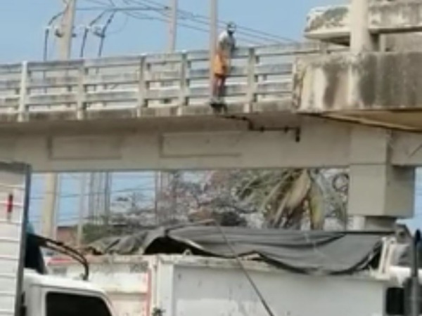 En Barranquilla rescatan a hombre que intentaba lanzarse de un puente, tractomula también se estacionó debajo para evitar que se haga daño