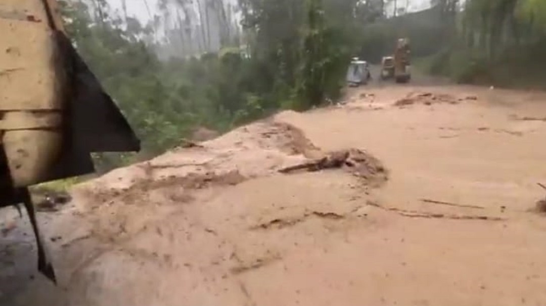 Fuerte aguacero en el oriente de Manizales causa desbordamiento de quebrada