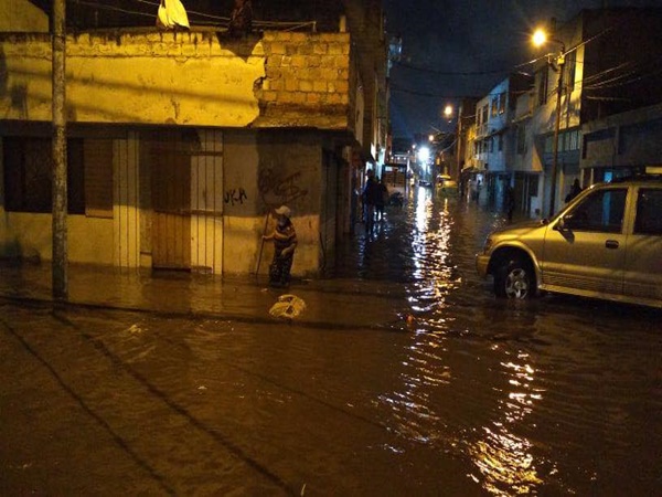 Intensas lluvias ‘ahogaron’ a Pasto, se desbordó el río y varias calles se inundaron